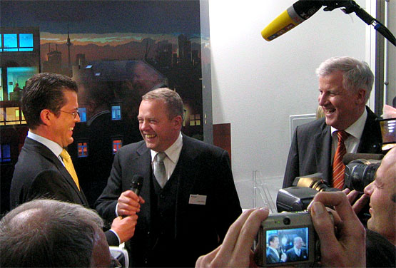 In discussion with the Federal Minister of Economics and Technology, Dr. Karl-Theodor Freiherr zu Guttenberg (left) and the Prime Minister of Bavaria Horst Seehofer (right) about the EnergieEffizienz Tour 2009 on the Internatial Handwerksmesse Munich